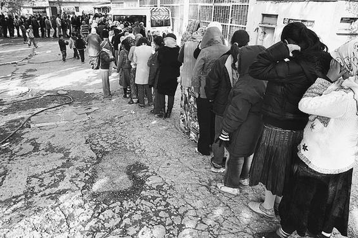 Korban gempa bumi yang kehilangan tempat tinggal mengantre bantuan di kota Van, Turki, Sabtu (29/10). Menjelang musim dingin, fokus diarahkan menangani korban selamat di pengungsian.