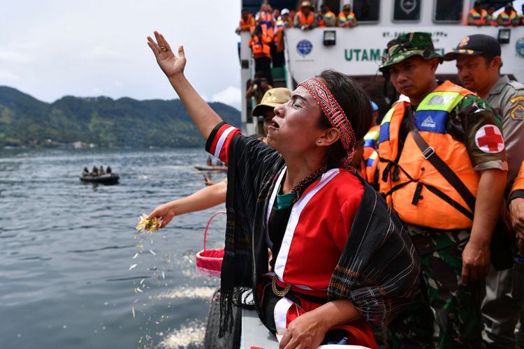 Keluarga korban tenggelamnya KM Sinar Bangun memanjatkan doa dalam prosesi tabur bunga di kawasan titik tenggelamnya kapal di Danau Toba, Sumatera Utara, Senin (2/7). Operasi SAR gabungan pencarian korban KM Sinar Bangun akan selesai pada Selasa 3 Juli 2018 sementara itu 164 korban masih dinyatakan hilang. ANTARA FOTO/Sigid Kurniawan/aww/18.