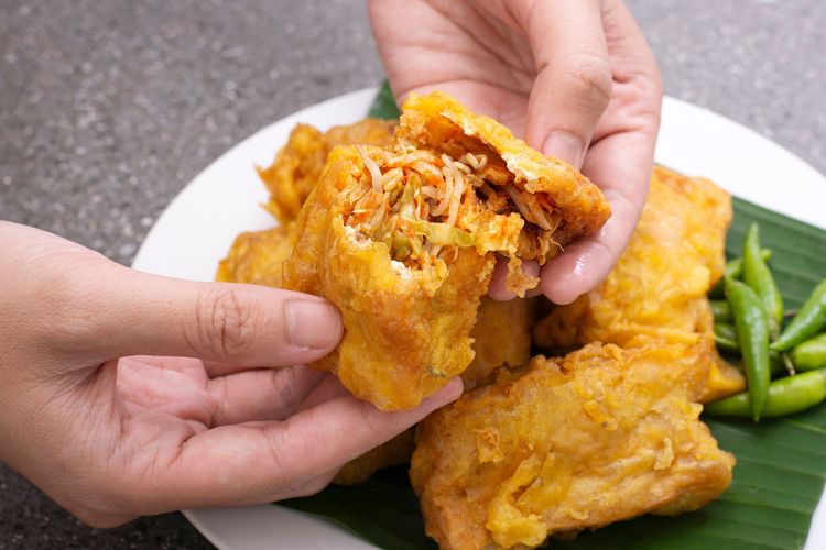 Ketahui cara membuat tahu isi sayur agar hasilnya renyah tahan lama.