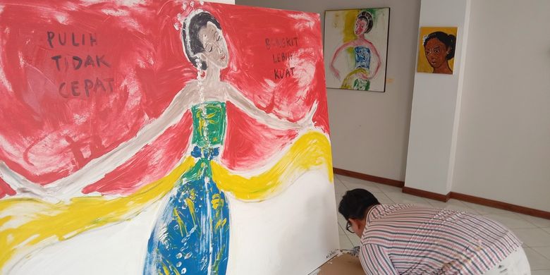 Pelukis Azasi Adi tengah melakukan live performance, melukis seorang penari di median kanvas 140x180 cm dengan cat acrylic dan arang, saat pameran tunggal bertemakan "Tari Rasa" di Galery Jeihan, Bandung, Jawa Barat, Senin (29/8/2022).