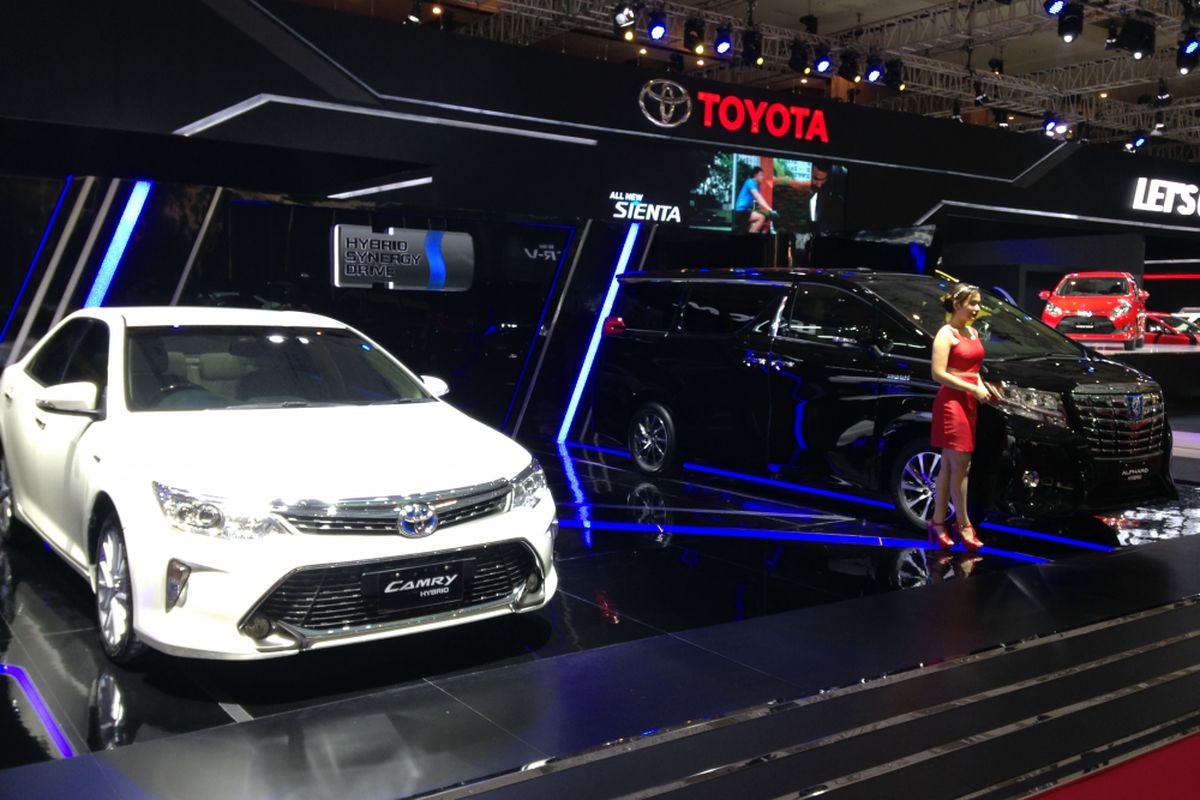 Toyota Camry Hybrid (kiri) dan Alphard Hybrid (Kanan).