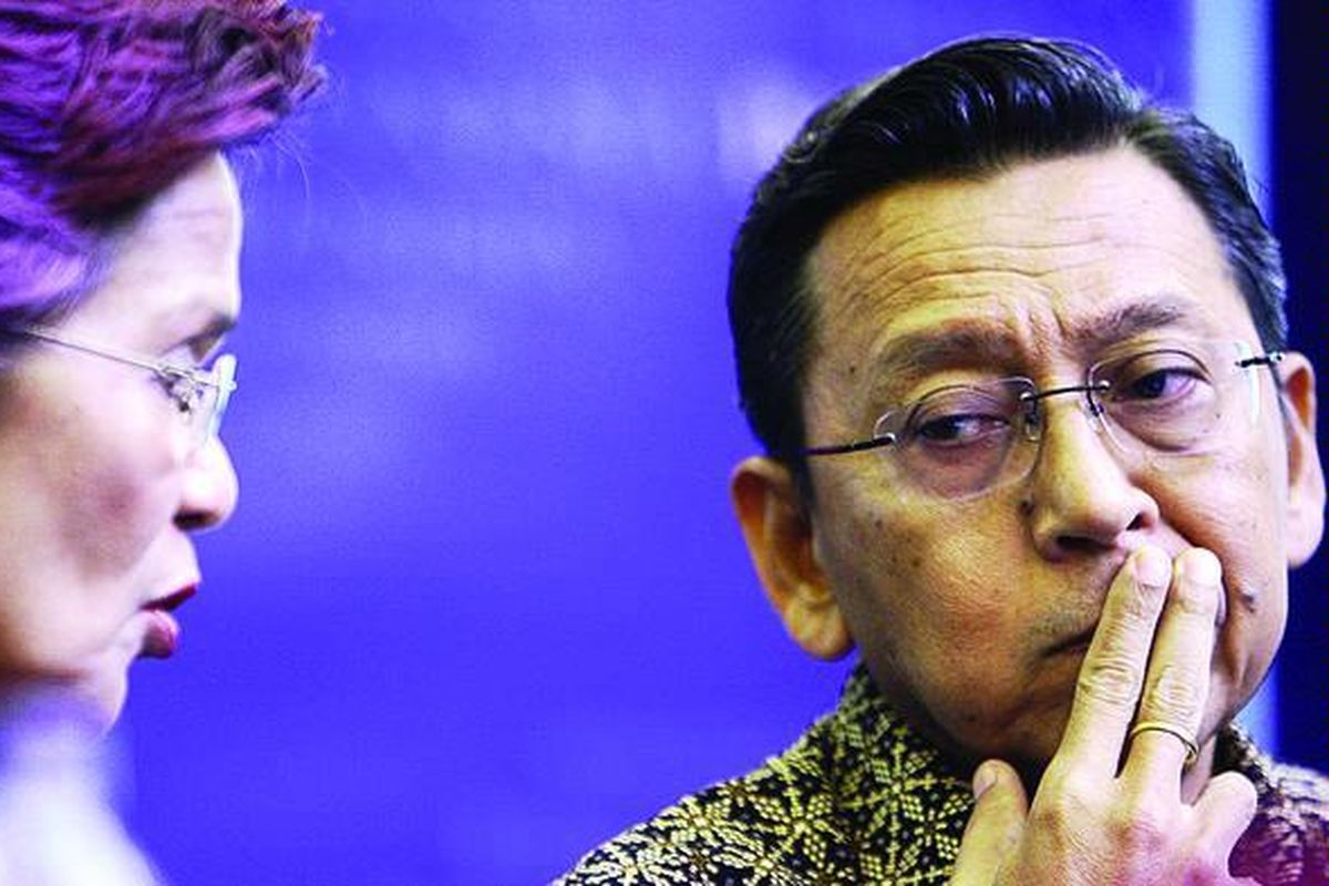 Gubernur Bank Indonesia Boediono (kanan) bersama Deputi Gubernur Senior BI Miranda S Goeltom mengumumkan penurunan suku bunga acuan (BI Rate) menjadi 8,75 persen di Jakarta, Rabu (7/1).  