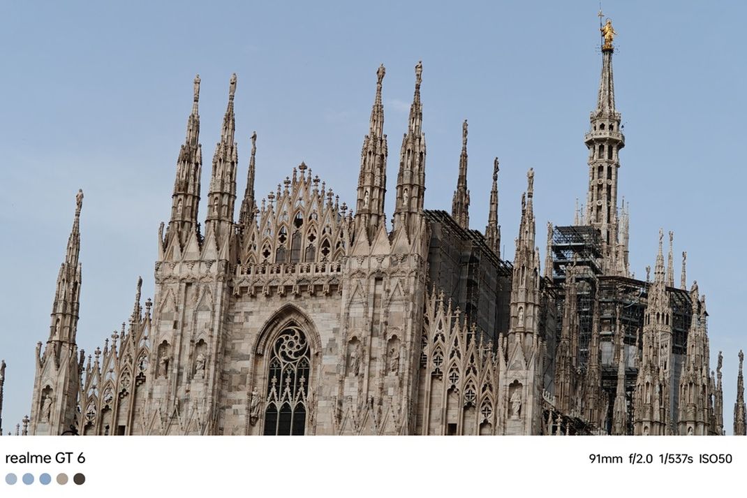 Gereja Katedral atau disebut Duomo di Milan, Italia, dipotret dengan kamera telefoto (4x) Realme GT 6