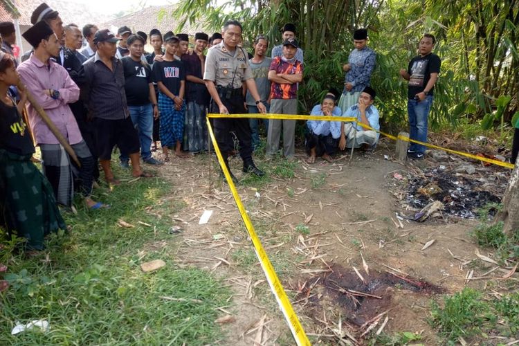 Garis polisi dipasang di lokasi pembunuhan di Kecamatan Jayanti, Kabupaten Tangerang, Selasa (2/7/2019)