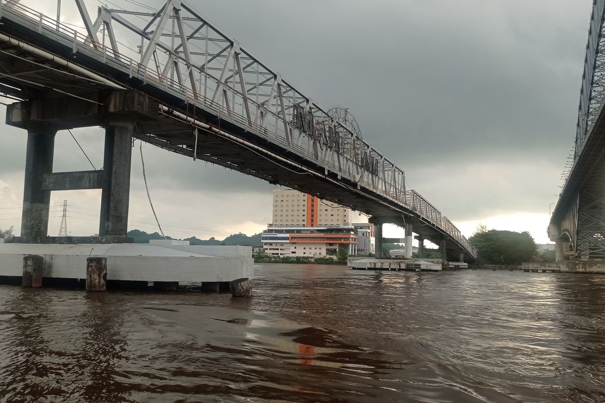 Jembatan yang ditabrak oleh tongkang diambil dari jalur sungai pada Minggu, (27/4/2025)