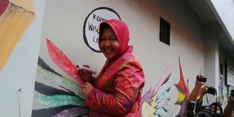 Risma ikut melukis di dinding bekas wisma lokalisasi Dolly