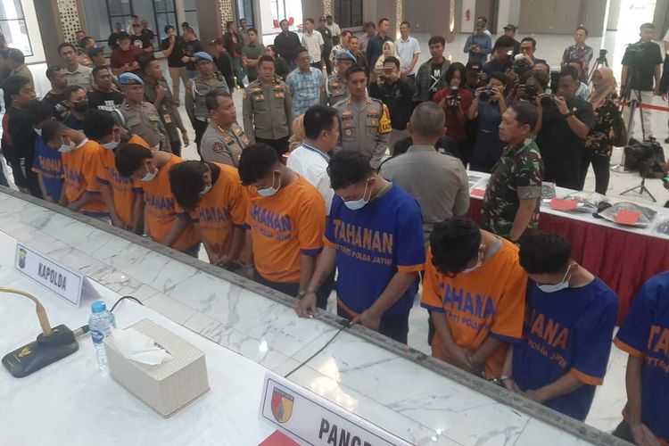 13 oknum anggota PSHT ditetapkan tersangka kasus pengeroyokan anggota Polsek Kaliwates Jember.