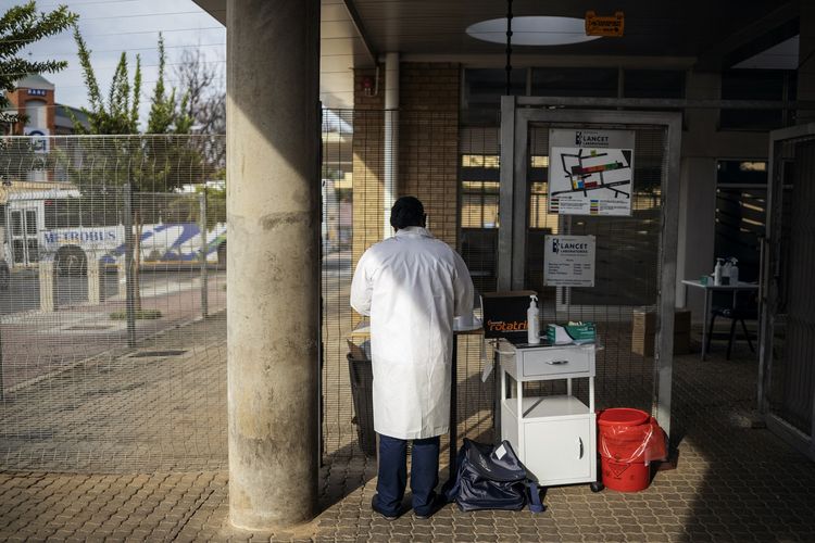 Seorang petugas kesehatan menyiapkan tes Covid-19 drive-through di luar Lancet Laboratories, Johannesburg, Afrika Selatan, 18 Maret 2020.