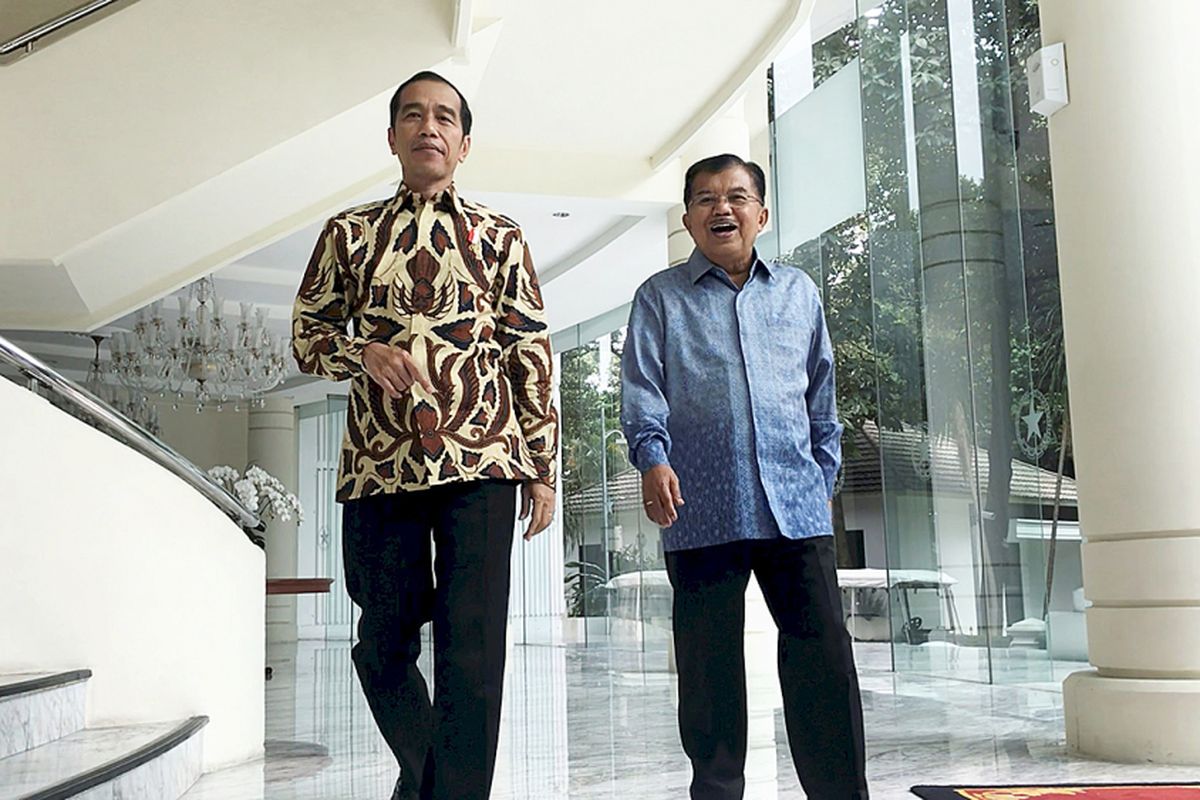 Presiden Joko Widodo (kiri) dan Wakil Presiden Jusuf Kalla berjalan santai keluar dari ruang kerja Wapres, Selasa (6/2/2018) siang. Presiden baru saja bertandang ke Kantor Wapres sekaligus makan siang bersama. Setelah makan siang, beberapa topik seperti upaya peningkatan investasi, peningkatan ekspor, dan persiapan Asian Games dibicarakan.

Kompas/Nina Susilo (INA)
06-02-2018