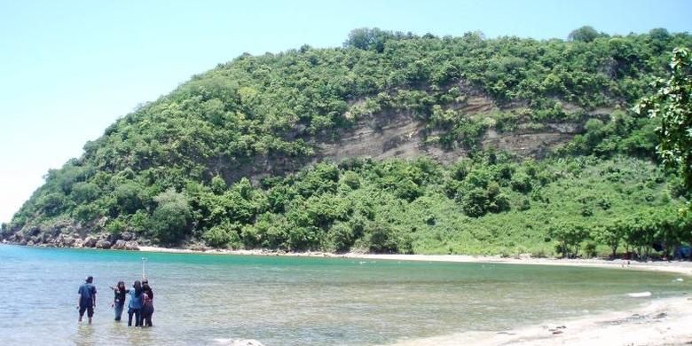 Pemandangan Pantai So Numbe di bagian utara Kelurahan Kolo, Kecamatan Asa Kota, Kota Bima, Nusa Tenggara Barat, Minggu (6/3/2016).