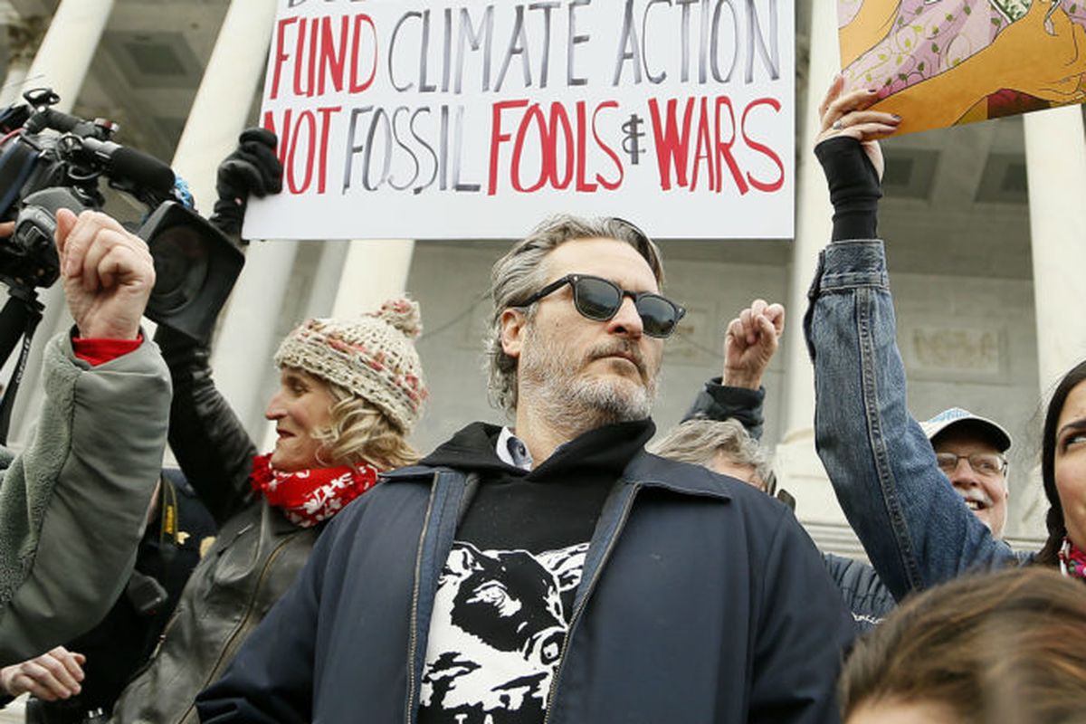 Joaquin Phoenix ikut dalam protes perubahan iklim di Washington DC, 10 Januari 2020