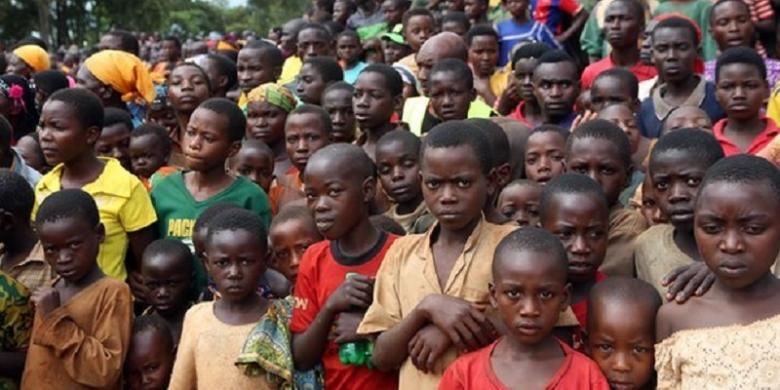 Anak-anak pengungsi Burundi sedang mendengar pidato  Perdana Menteri Tanzania, Kassim Majaliwa, di kamp pengungsi  Kigoma, Tanzania.