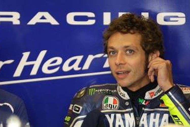 Pebalap Yamaha, Valentino Rossi bersiap sebelum sesi latihan bebas GP Amerika Serikat di Sirkuit Hungaroring, Jumat (19/7/2013).