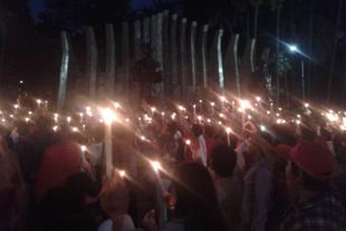 Relawan Jokowi-JK menyalakan 1000 lilin untuk rakyat Palestina, di Tugu Proklamasi, Menteng, Jakarta Pusat, Jumat (11/7/2014).