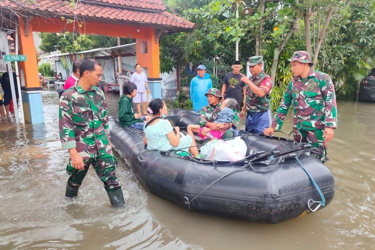 TNI Angkatan Darat (AD) melalui Pembekalan Angkutan Kodam (Bekangdam) IV/Diponegoro mengerahkan enam unit perahu karet jenis landing craft rubber (LCR) untuk membantu korban-korban banjir di Semarang, Jawa Tengah.