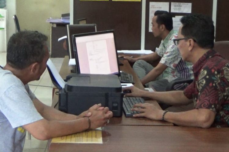 Arisman (50) ayah dari Ahmad Aliyudi (23) yang merupakan sopir taksi online usai menjadi korban penusukan saat membuat laporan di Polresta Palembang, Senin (28/1/2019).