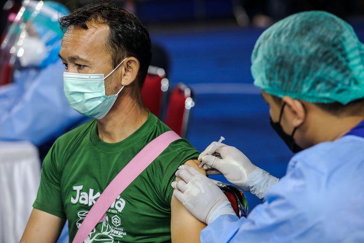 Para pencari suaka dan pengungsi dari berbagai negara menerima suntikan vaksinasi Covid-19 dosis pertama di Gelanggang Olahraga Remaja (GOR) Bulungan, Kramat Pela, Kebayoran Baru, Jakarta Selatan, Kamis (8/10/2021). Total sebanyak 600 peserta yang menerima vaksin pertama, vaksinasi Covid-19 untuk para pencari suaka dan pengungsi merupakan inisiasi dari Pemerintah Provinsi DKI Jakarta.