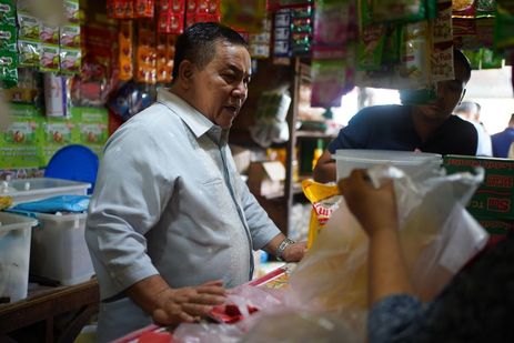 Tinjau Dua Pasar di Pekanbaru, Pj Gubernur Riau: Harga Bahan Pokok Masih Stabil