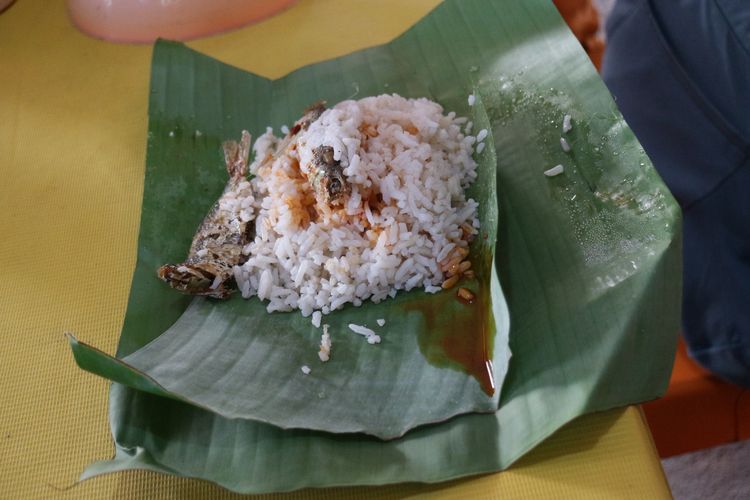 Nasi Dagang berupa nasi yang dimasak dengan halba atau santan dan dicampur dengan ikan sarai atau ikan limbat asap