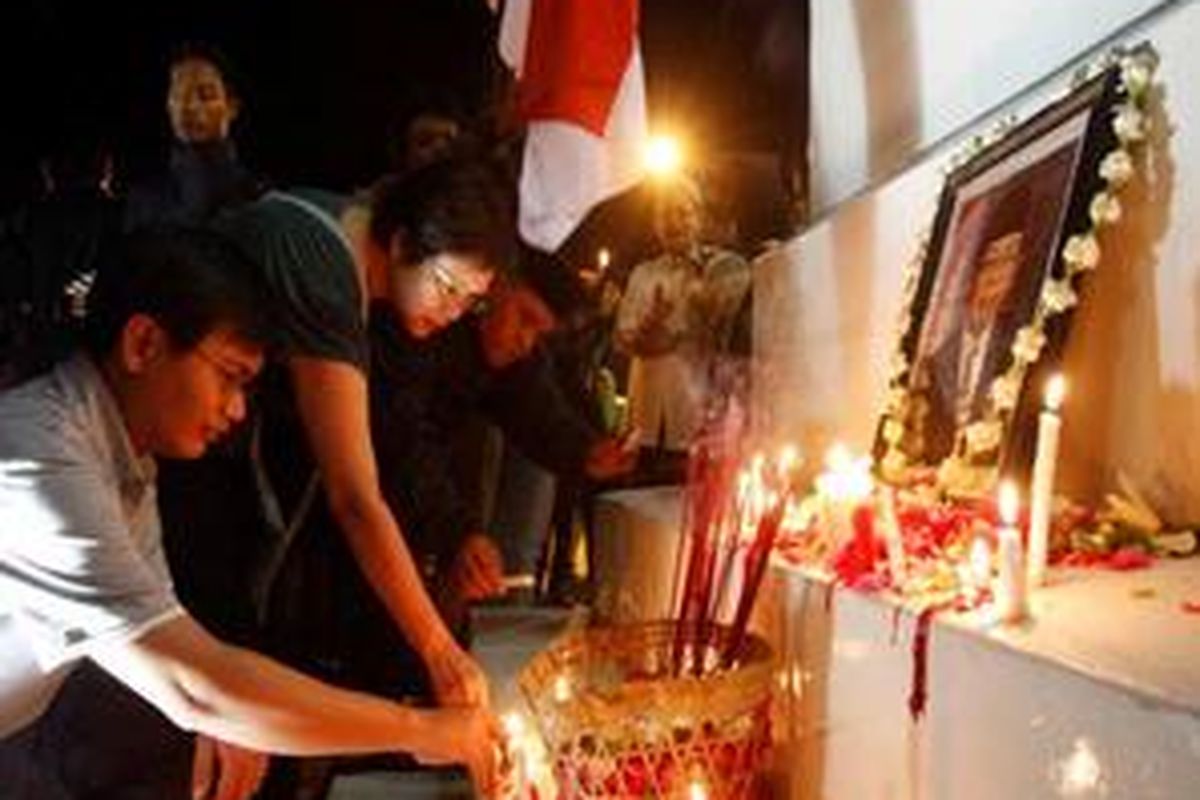 Warga menggelar doa bersama untuk mengenang almarhum mantan Presiden RI, Abdurrahman Wahid (Gus Dur) di Tugu, Yogyakarta, Rabu (30/12/2009) malam.