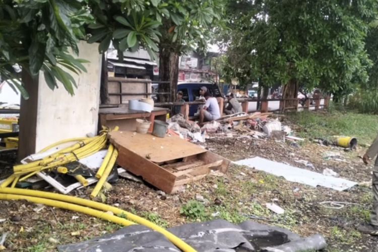 Sampah yang dibuang di bantaran Sungai Jagir, Surabaya, Rabu (13/12/2023).