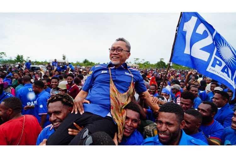 Ketua Umum PAN Zulkifli Hasan disambut meriah oleh simpatisan PAN saat melakukan konsolidasi partai di Kabupaten Yahukimo, Papua Pegunungan, membiru pada Selasa (23/1/2024) .