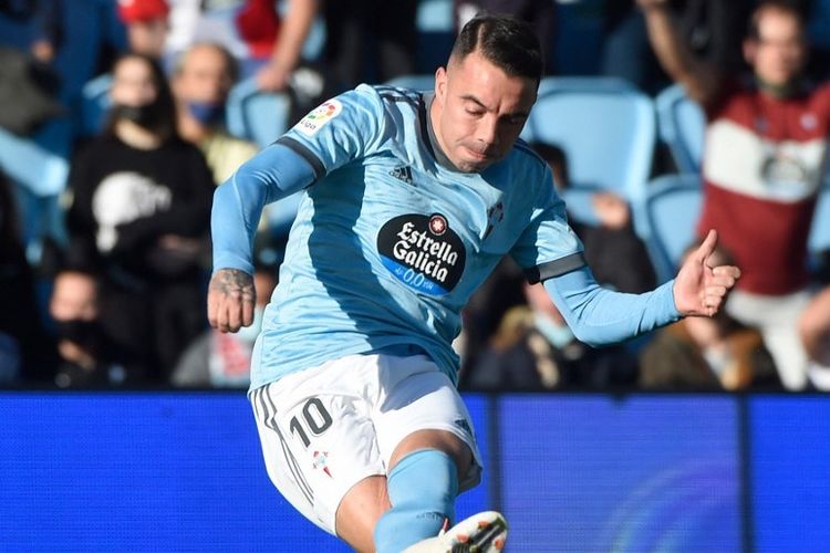 Pemain depan Celta Vigo asal Spanyol Iago Aspas menendang bola saat pertandingan sepak bola Liga Spanyol antara RC Celta de Vigo dan FC Barcelona di stadion Balaidos di Vigo pada 6 November 2021.