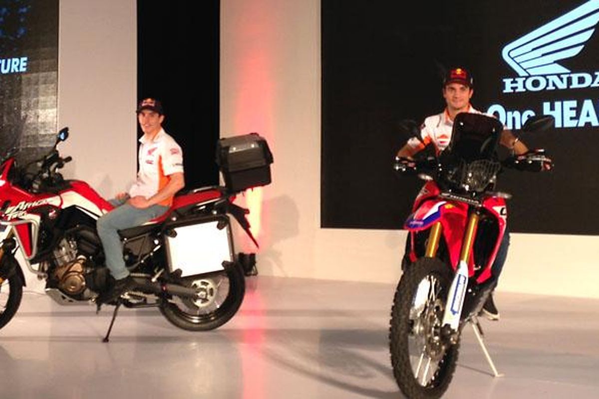 Marc Marquez dan Dani Pedrosa saat ikut meluncurkan dua model baru Honda, Africa Twin dan CRF250Rally.