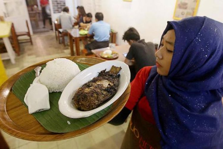 Ikan Bakar Bambu di Rumah Makan Duo Nenek, Jalan Hayam Wuruk, Kota Jambi. 