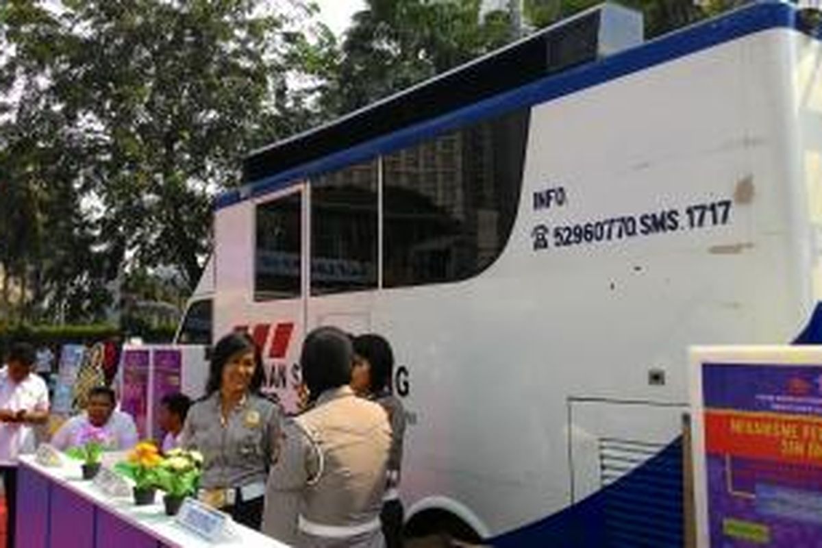 Direktorat Lalu Lintas Polda Metro Jaya meluncurkan layanan Surat Izin Mengemudi (SIM) online pada Minggu (27/9/2015) di area car free day (CFD), Jalan Sudirman-Thamrin. 