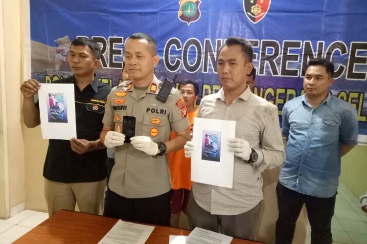 Polsek Kelapa Dua menangkap MR (23) dan MAB (21), dua pelaku yang menjambret ponsel milik MRA (9) di Jalan Perumahan Dasana Indah Blok SI, Bojong Nangka, Kelapa Dua, Kabupaten Tangerang, pada Sabtu (28/12/2019) lalu. 