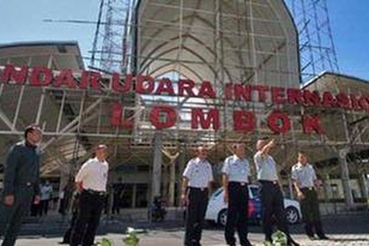 Bandara Internasional Lombok mulai dioperasikan, Sabtu (1/10/2011) pagi. Bandara baru ini menggantikan Bandara Selaparang yang mulai ditutup, Jumat (30/9/2011) pukul 18.00 WIT.