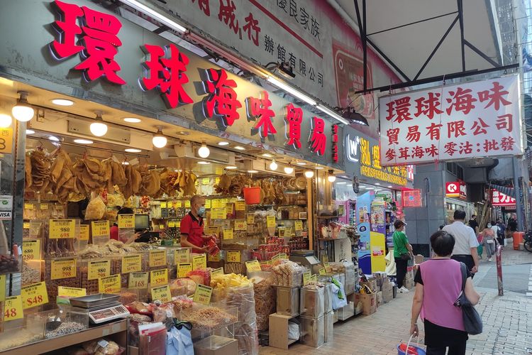 Ilustrasi toko olahan hasil tangkapan laut kering (dried seafood) di Des Voeux Road West, Hong Kong.