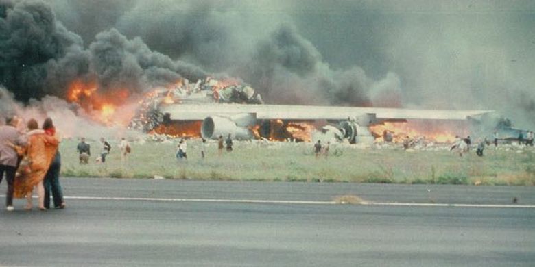 Pesawat KLM dan Pan Am yang terbakar