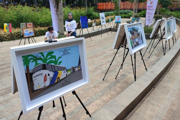 Sejumlah lukisan dan foto desain grafis berderet terpajang rapih di akses pintu masuk Tebet ECO Park, Jakarta Selatan.  Karya seni yang menggunakan cat air itu menarik perhatian pengunjung yang datang ke Tebet Eco Park pada Sabtu (16/12/2023).
