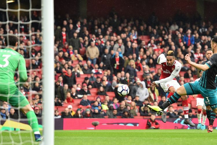 Striker Arsenal, Pierre-Emerick Aubameyang, melakukan upaya tembakan dalam laga melawan Southampton, Minggu (8/4/2018) di Stadion Emirates, London.
