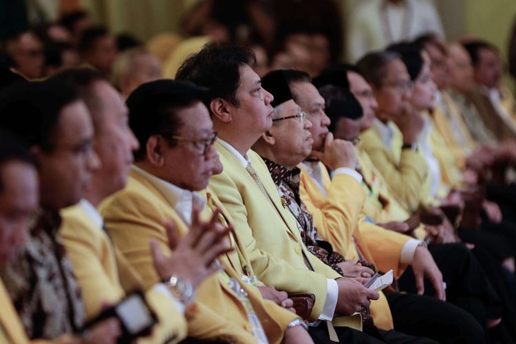 Ketua Umum Partai Golkar terpilih, Airlangga Hartarto saat penutupan Musyawarah Nasional X Partai Golkar di Jakarta, Kamis (5/12/2019). Forum Musyawarah Nasional Partai Golkar menyepakati dan menetapkan Airlangga Hartarto sebagai ketua umum periode 2019-2024 secara aklamasi.