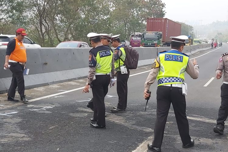 Polisi gelar olah TKP kecelakaan beruntun Tol Cipularang