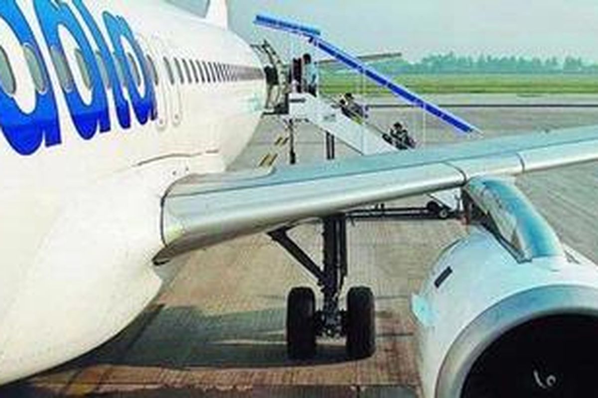 Penumpang menuju pesawat Mandala rute Jakarta-Kupang di Terminal 3 Bandara Soekarno-Hatta, Tangerang, Senin (6/7/2010).   