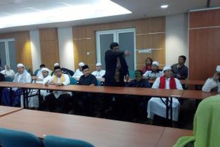 Perwakilan Gerakan Masyarakat Jakarta ngamuk karena gagal bertemu pimpinan DPRD DKI, Senin (1/6/2015). 