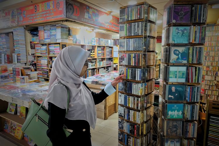 Potret pengunjung tengah melihat kaset lawas di kios kaset lawas di basement mal Blok M Square, Jakarta Selatan, Senin (30/6/2025). 