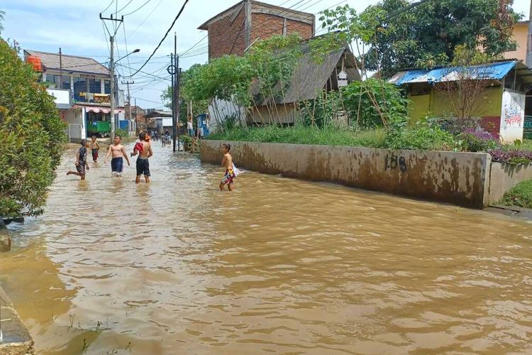 Tiga Kecamatan di Kabupaten Bandung, Jawa Barat, seperti Kecamatan Baleendah, Kecamatan Bojongsoang, dan Kecamatan Dayeuhkolot kerap dikepung banjir. Warga di tiga Kecamatan tersebut sudah mulai beradaptasi dengan banjir guna bertahan dan menjalankan rutinitas sehari-hari.