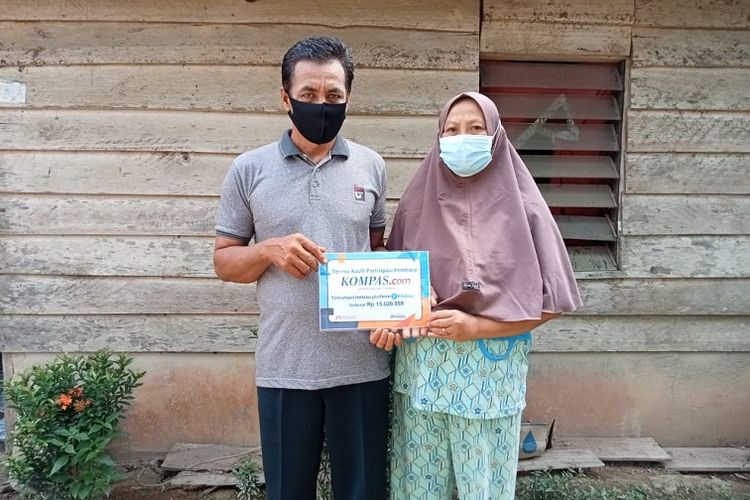 Ayah almarhum bayi penderita Omphalocele, M Fareski, Izuldi (46) dan ibunya, Rita Susrianti (40) menerima bantuan dari pembaca Kompas.com, di rumahnya di Desa Batu Bersurat, Kecamatan XIII Koto Kampar, Kabupaten Kampar, Riau, Selasa (6/7/2021).