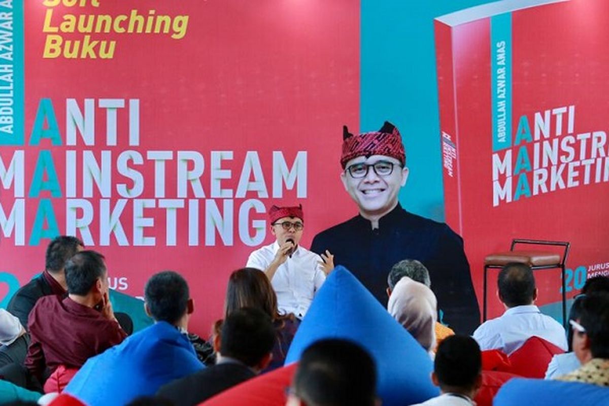 Bupati Banyuwangi Abdullah Azwar Anas yang meluncurkan buku berjudul Anti-Mainstream Marketing: 20 Jurus Mengubah Banyuwangi di Gramedia Expo, Surabaya, Senin (14/10/2019).
