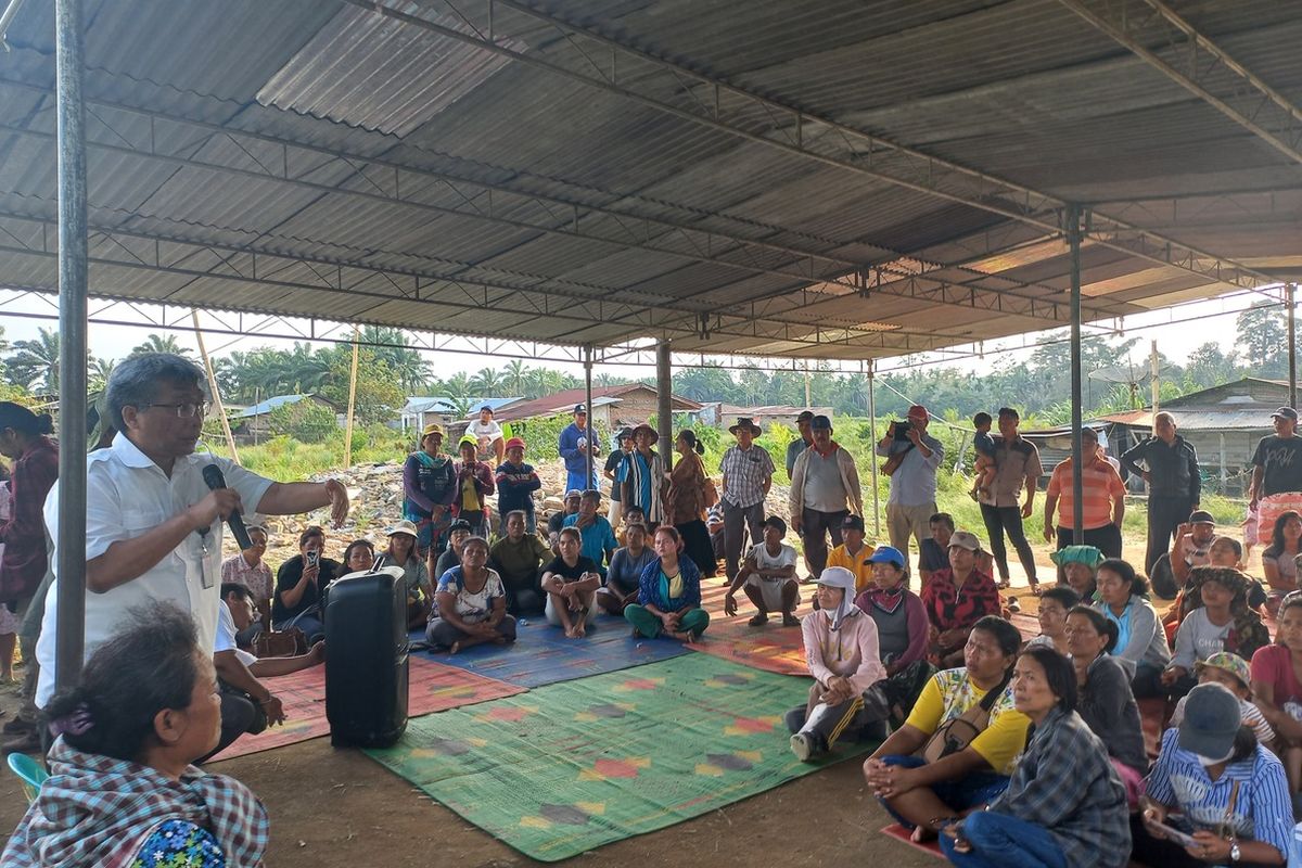 Tim Agraria Kedeputian II Kantor Staf Presiden (KSP) menemui warga yang menolak ganti rugi pelepasan lahan PTPN III Unit Kebun Bangun di Kelurahan Gurilla, Kecamatan Siantar Sitalasari, Kota Pematang Siantar, Kamis 30 Maret 2023.