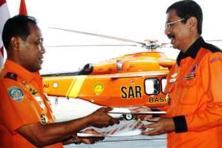 Kepala SAR Nasional Marsekal Madya Felicianus Henry Bambang Sulistiyo dan Gubernur Sumut Ir HT Erry Nuradi saat serah terima satu unit helikopter milik SAR Nasional yang akan beroperasi di Medan, Rabu (11/1/2017)