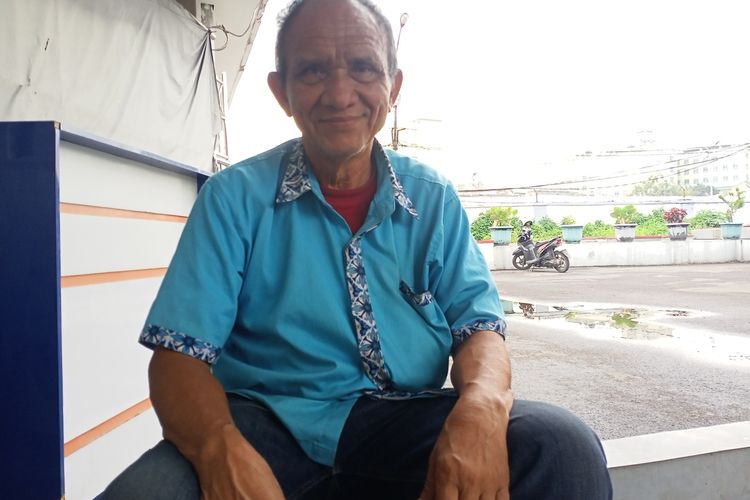 Nazarudin (63) supir taksi konvensional yang sudah mangkal di Stasiun Bandung sejak tahun 1983. Nazarudin berhasil menyekolahkan tiga anaknya hingga bangku kuliah, meski saat ini penghasilannya kalah dari taksi online, Jumat (17/3/2023).
