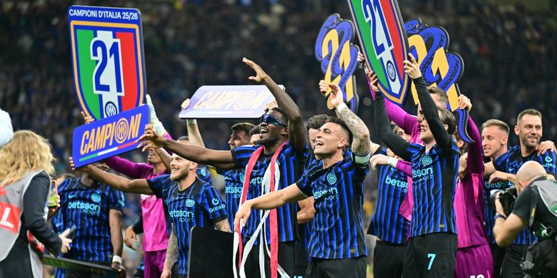 Marcus Thuram dan Lautaro Martinez merayakan gelar scudetto ke-21 setelah pertandingan sepak bola Serie A Liga Italia antara Inter Milan vs Parma di stadion Giuseppe Meazza di Milan, pada 3 Mei 2026. (Foto oleh Stefano RELLANDINI / AFP)