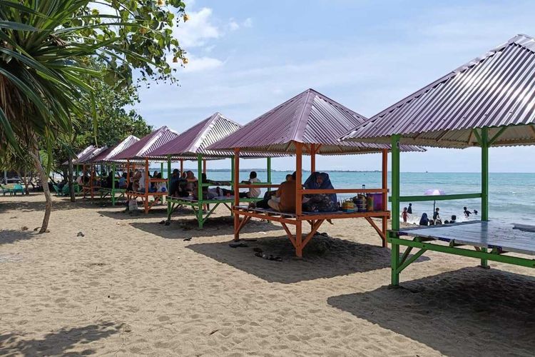 Suasana Pantai Lancok, Kecamatan Syamtalira Bayu, Kabupaten Aceh Utara, Provinsi Aceh, Selasa (2/7/2024)