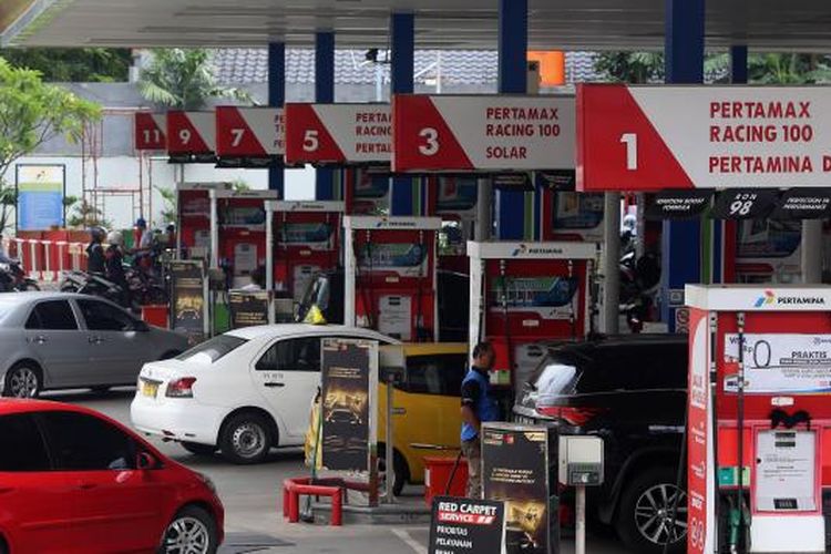 Sejumlah pengendara mengisi bahan bakar di SPBU Kuningan, Jakarta Selatan, Senin (9/1/2017). PT Pertamina (Persero) langsung menaikkan harga bahan bakar minyak (BBM) mulai 5 Januari 2017. Revisi harga berlaku untuk jenis BBM non-subsidi dengan angka kenaikan sebesar Rp 300.